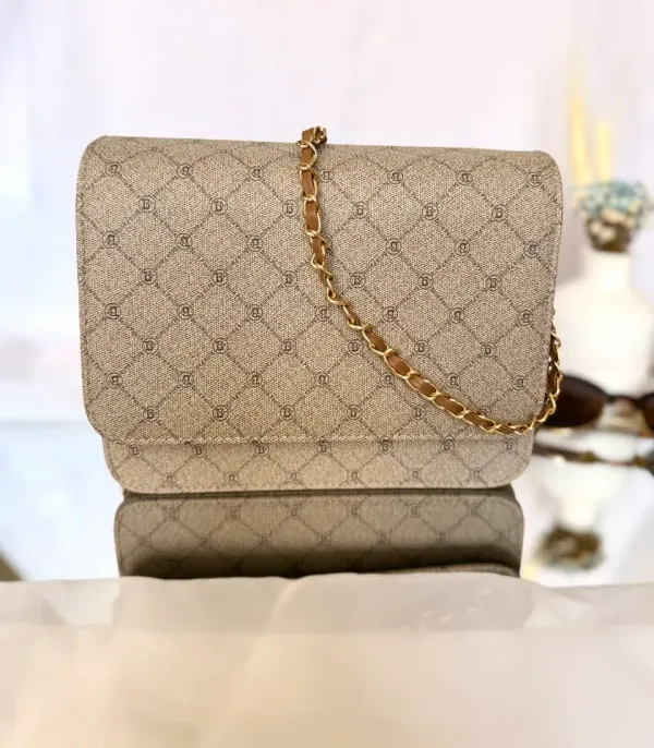 BOLSA PEQUENA BEGE DETALHE ALÇA EM CORRENTE - BOL 214