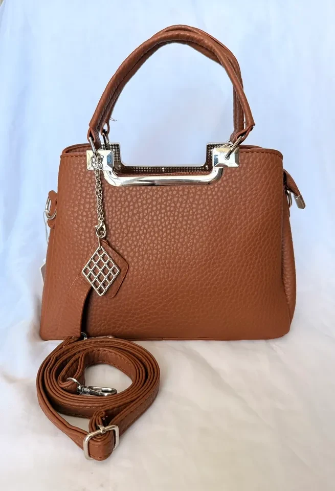 BOLSA MÉDIA CARAMELO COM DETALHES PRATA - BOL 217 - 2