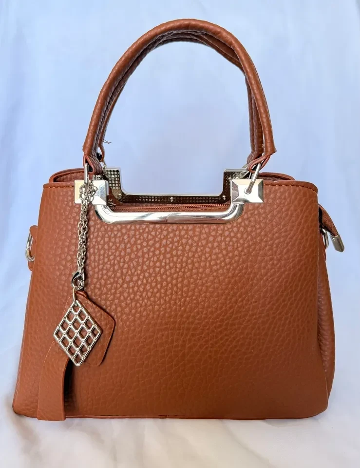 BOLSA MÉDIA CARAMELO COM DETALHES PRATA - BOL 217 - 1