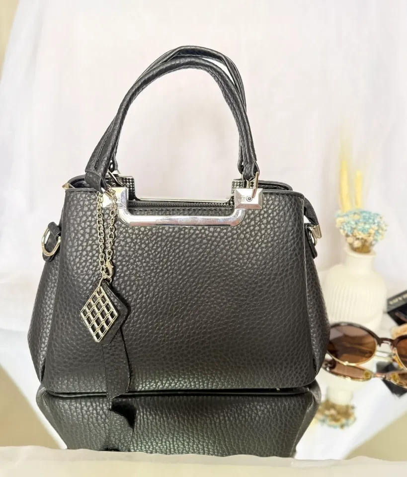 BOLSA MÉDIA PRETA COM DETALHES PRATA - BOL 217 - 1