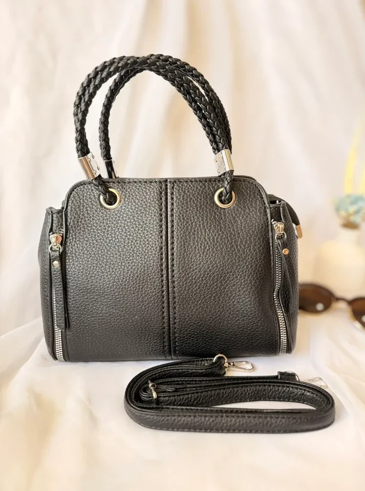BOLSA MÉDIA PRETA DETALHE ALÇA TRANÇADA - BOL 219 - 2