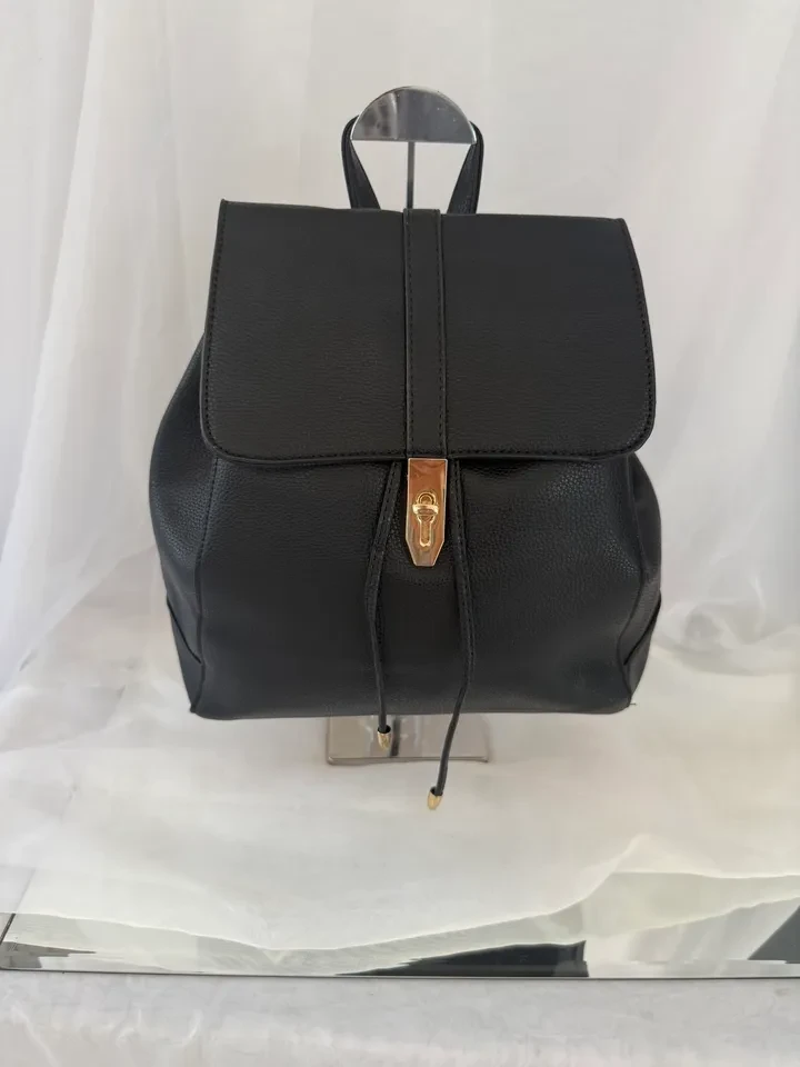MOCHILA MÉDIA PRETA COM DETALHE EM DOURADO - BOL 141M - 1
