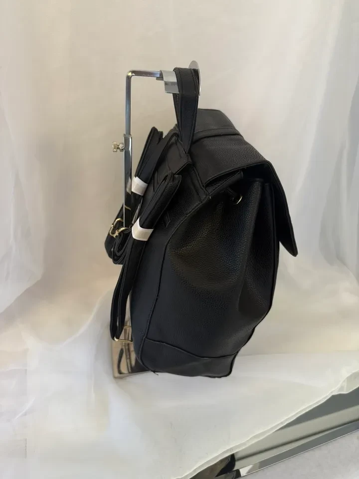 MOCHILA MÉDIA PRETA COM DETALHE EM DOURADO - BOL 141M - 2