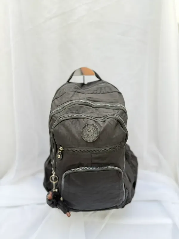 MOCHILA KIPLING IMPERMEAVEL PRETA COM CHAVEIRO  - BRL 112