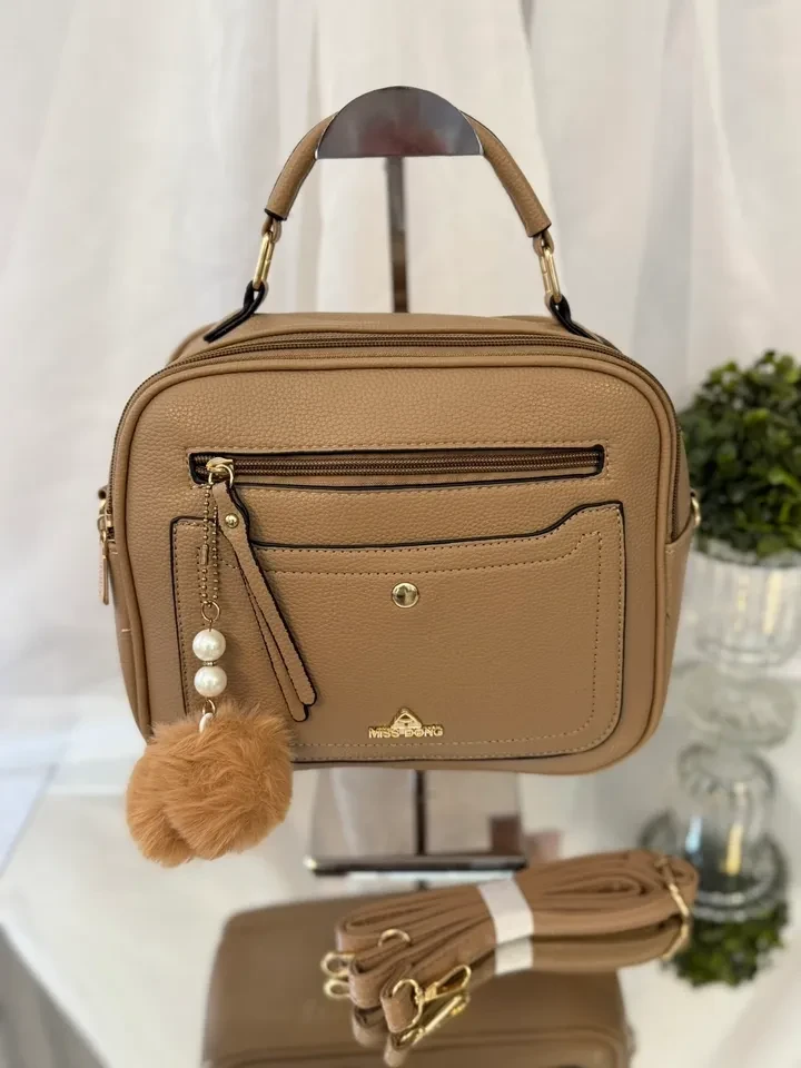  BOLSA MÉDIA BEGE COM VÁRIAS DIVISÓRIAS EM ZÍPER DETALHE EM POM POM - BOL 119 - 1
