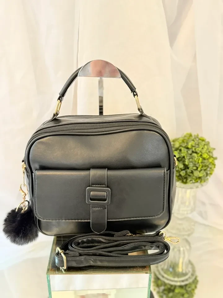BOLSA MÉDIA PRETA DETALHE CHAVEIRO DE POM POM - BOL 115 - 1