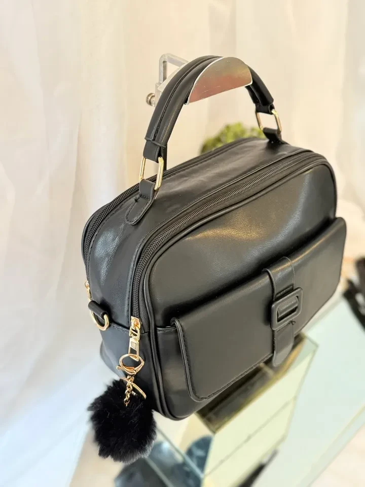 BOLSA MÉDIA PRETA DETALHE CHAVEIRO DE POM POM - BOL 115 - 2