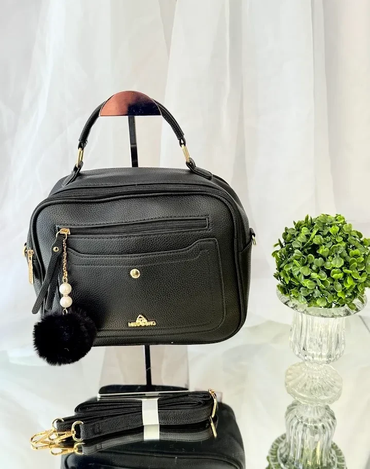 BOLSA MÉDIA PRETA COM VÁRIAS DIVISÓRIAS EM ZÍPER DETALHE EM POM POM - BOL 119 - 1
