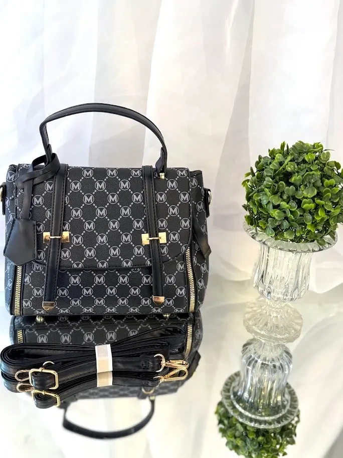 BOLSA MÉDIA PRETA COM DETALHES EM DOURADO - BOL 149 - 1