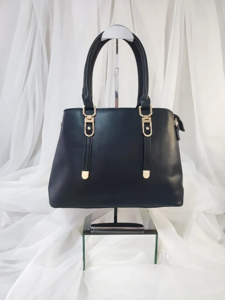 BOLSA PRETA MÉDIA DETALHE EM DOURADO - SSL 003 - 1