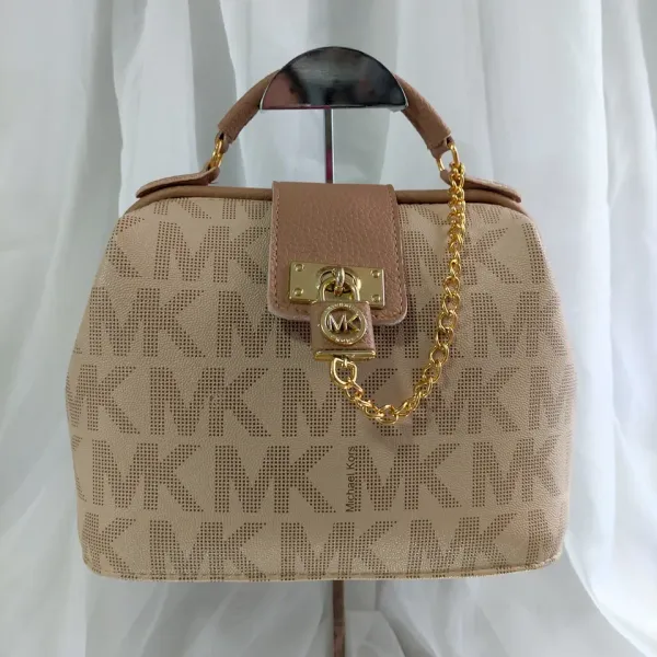 BOLSA BAÚ BEGE MK COM DETALHE EM CORRENTE - BRL 006