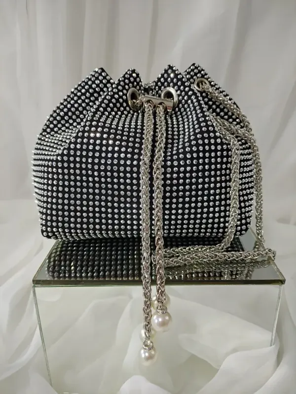 BOLSA FESTA PRETA COM STRASS E ALÇA EM CORRENTE - BOL 142