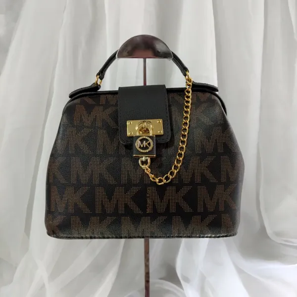 BOLSA BAÚ PRETA MK COM DETALHE EM CORRENTE - BRL 006