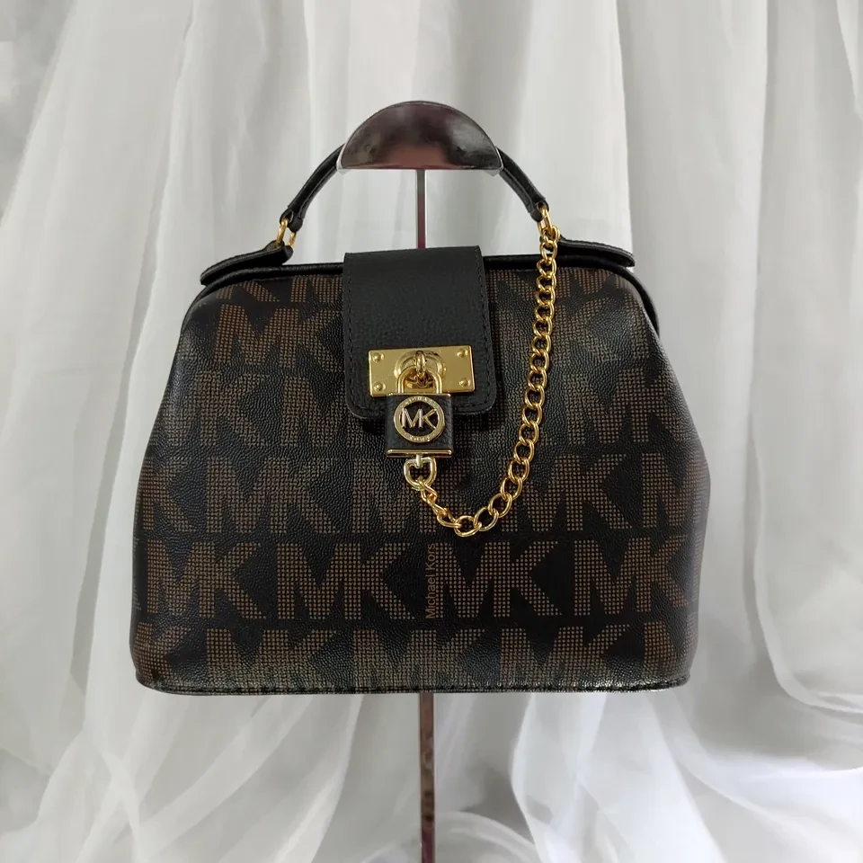 BOLSA BAÚ PRETA MK COM DETALHE EM CORRENTE - BRL 006 - 1
