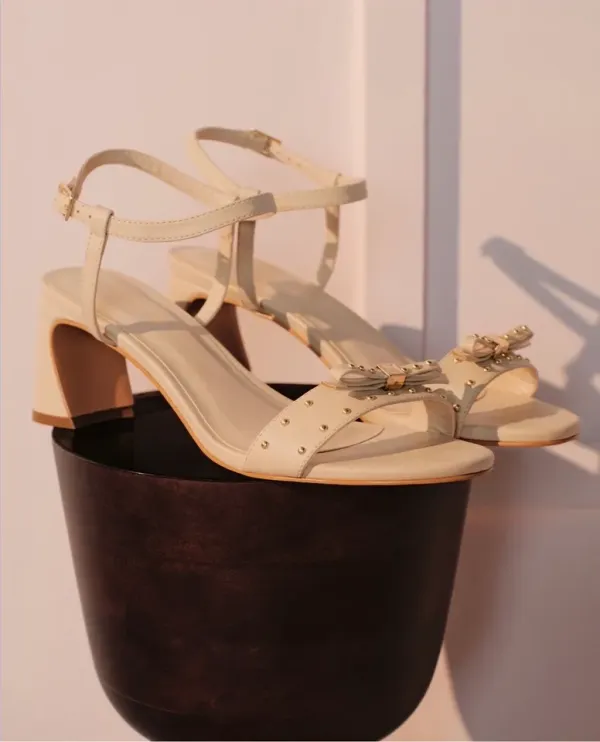 Sandália laço tachas 