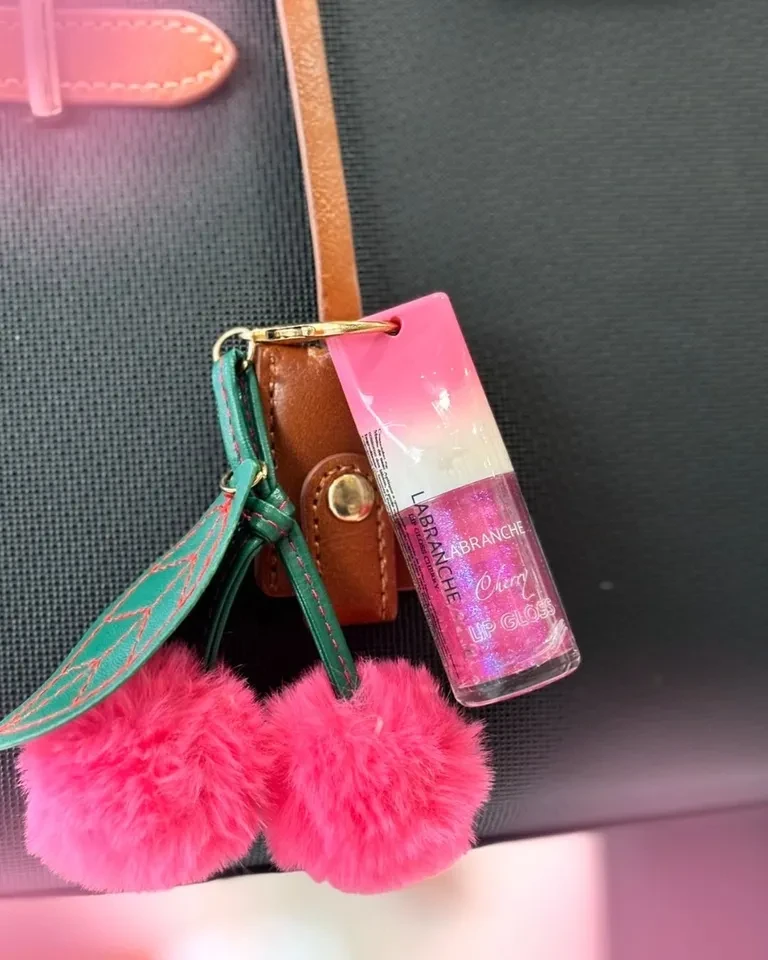 Lipgloss cherry com pompom  - 1
