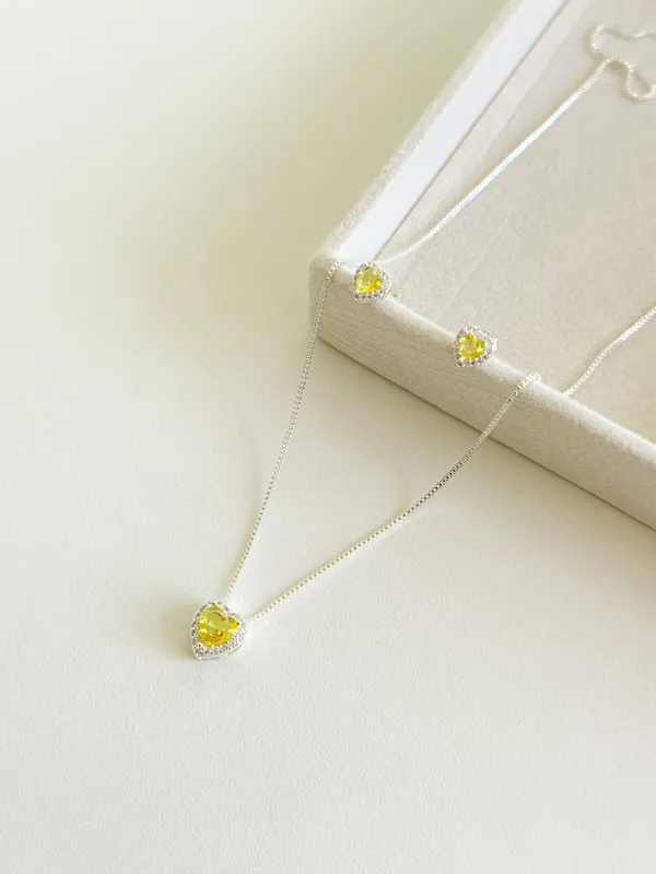 Conjunto coração amarelo + borda cravejada 