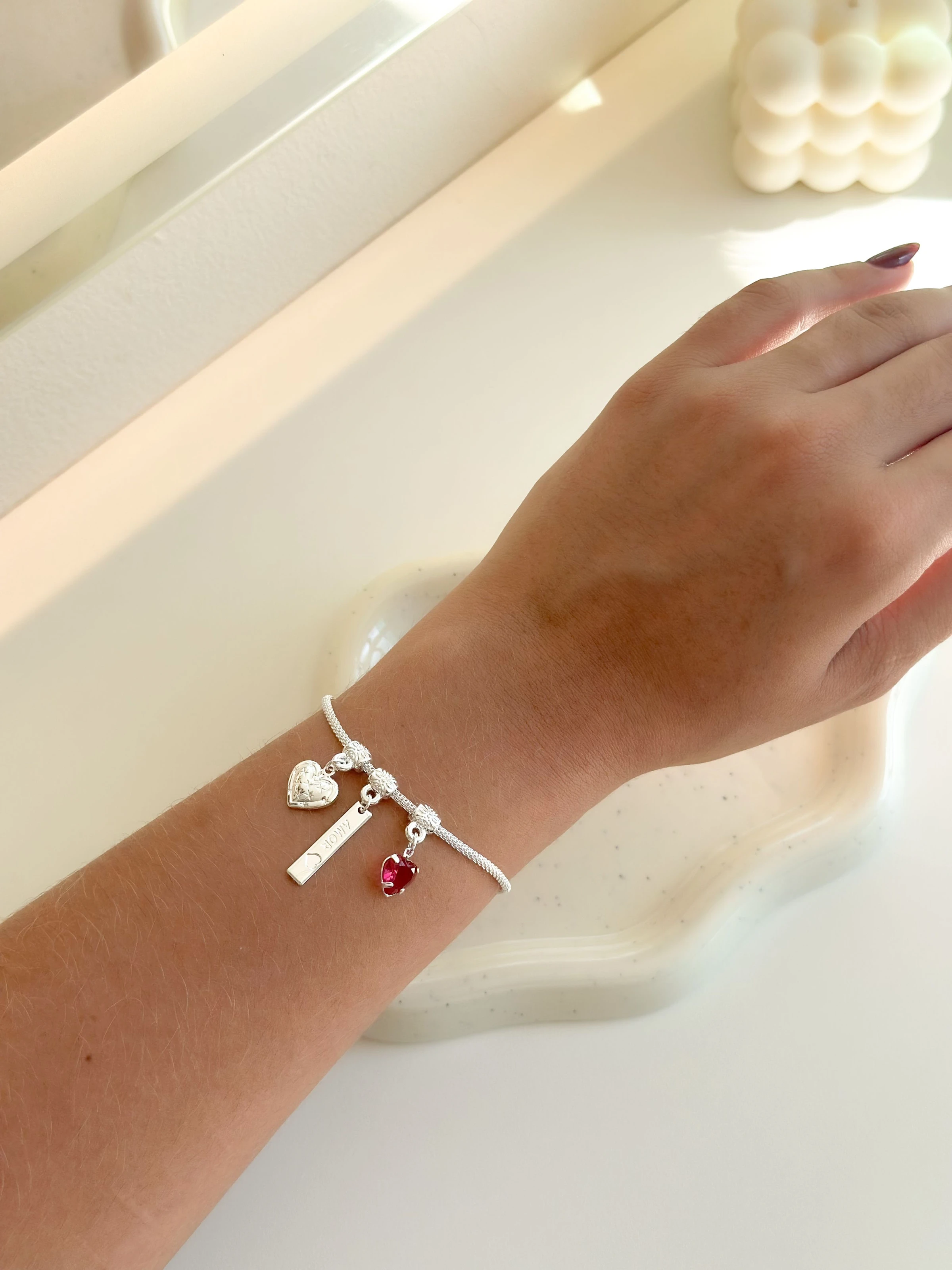 Pulseira com berloques - coração + pedrinha fucsia+ plaquinha amor - 2