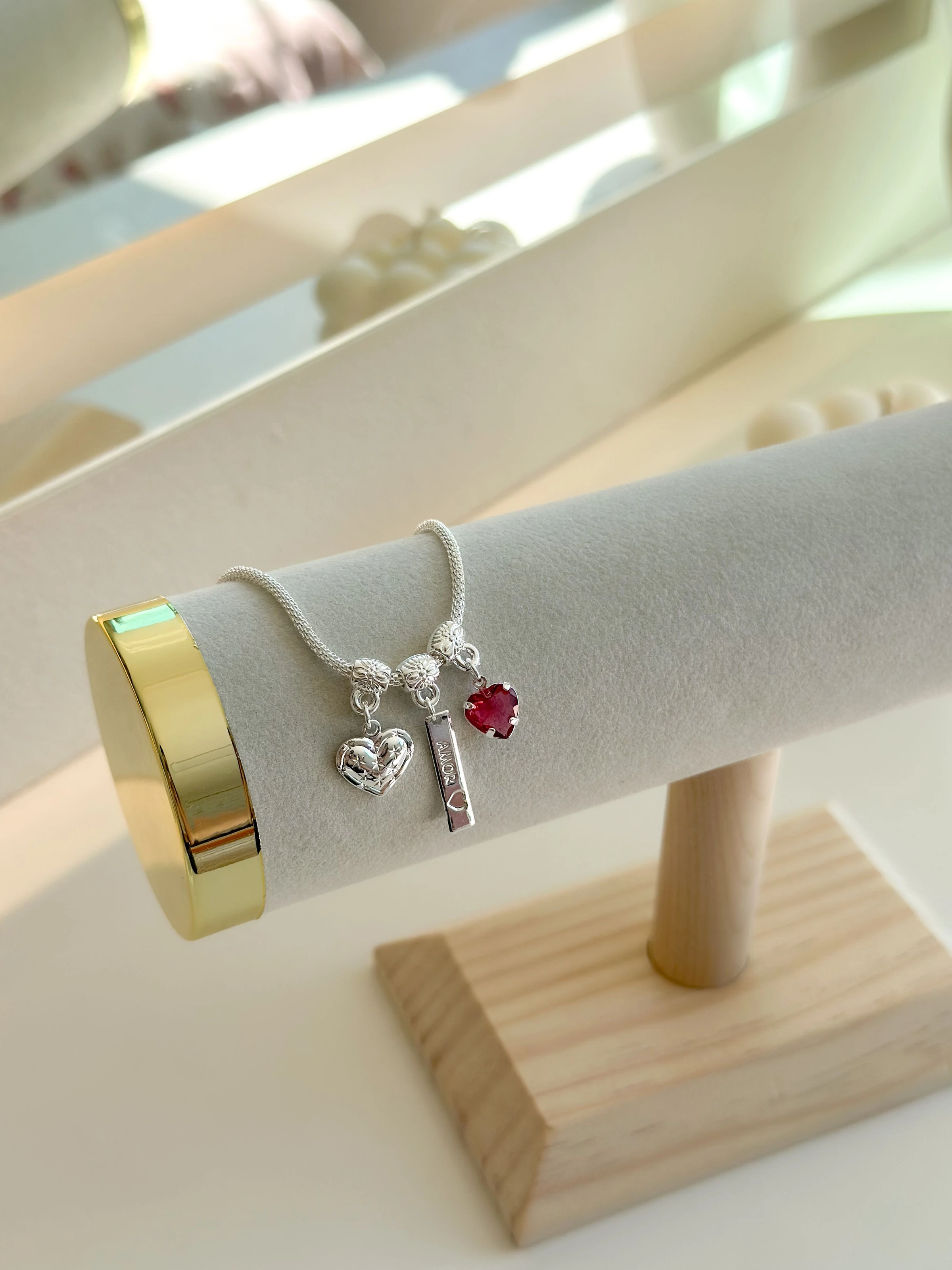 Pulseira com berloques - coração + pedrinha fucsia+ plaquinha amor - 3