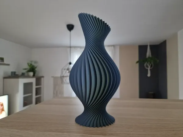 Vaso Decorativo Origami Twist – Design Escultórico Plissado
