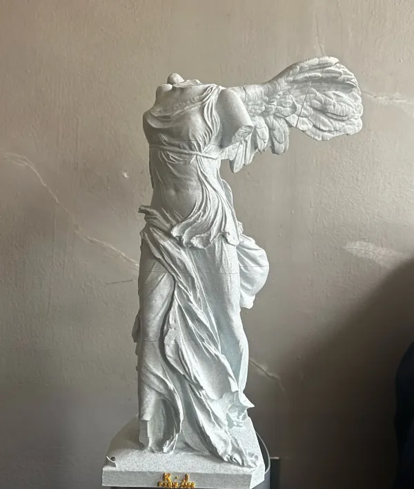 Escultura Vitória de Samotrácia Clássica em Gesso – Replicagem de Arte Helenística