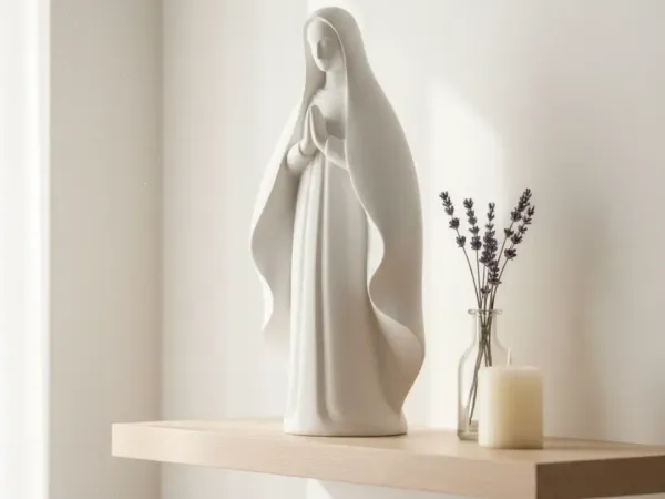 Escultura Nossa Senhora Minimalista 25cm – Imagem Sacra Contemporânea