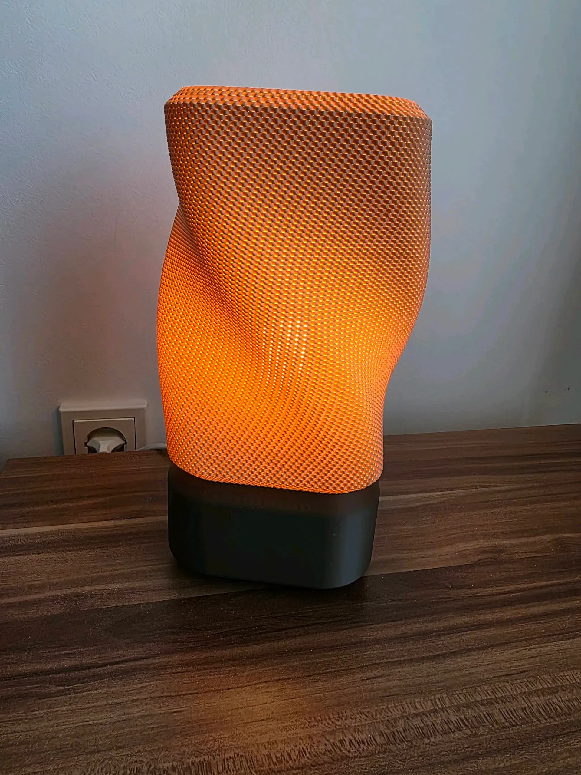 Luminária de Mesa Twist Amber – Design Orgânico com Iluminação Cênica em LED - 2